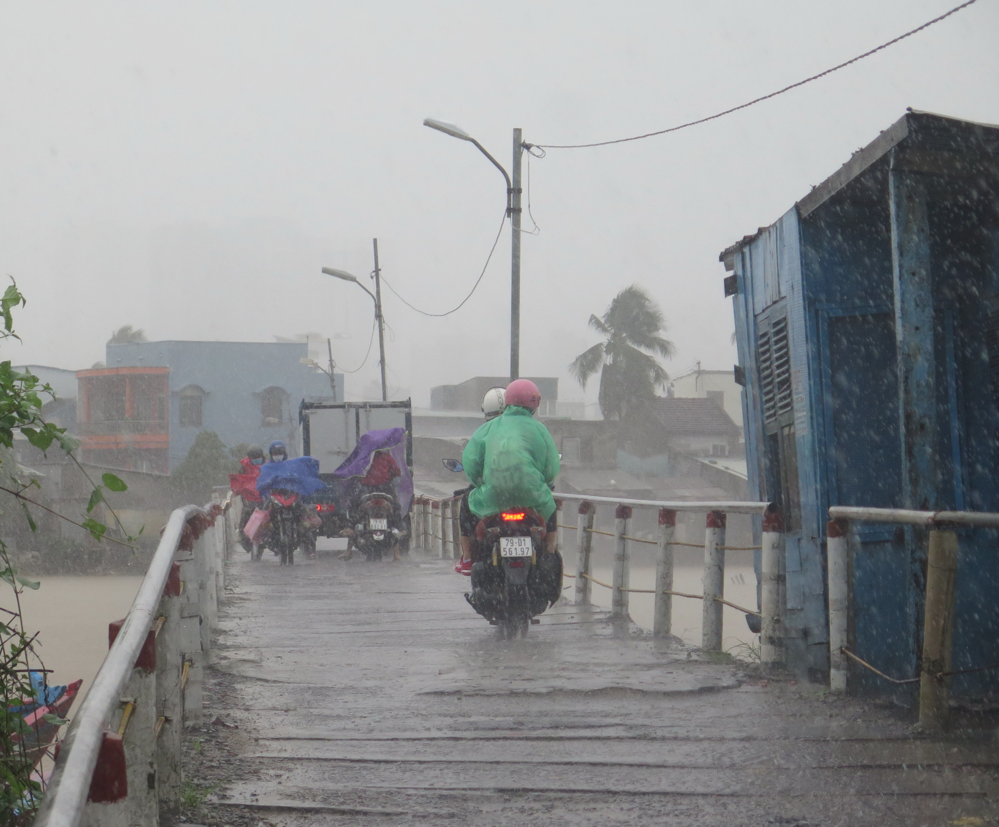 Người dân rất mong sớm có cầu mới để đi lại cho an toàn, nhất là trong mùa mưa bão hiện nay
