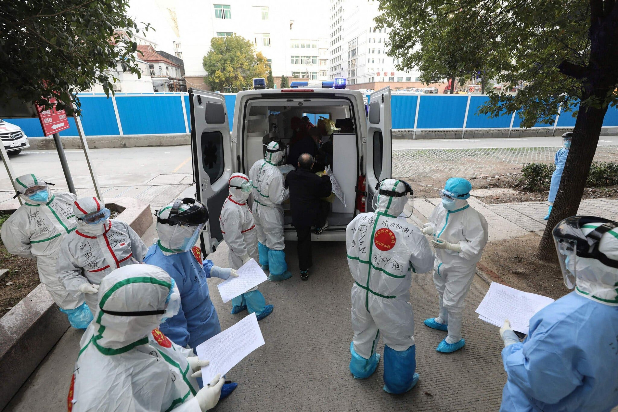 Nhân viên y tế đã hỗ trợ một bệnh nhân COVID-19 vào xe cấp cứu ở Vũ Hán, Trung Quốc, hồi tháng 3/2020.