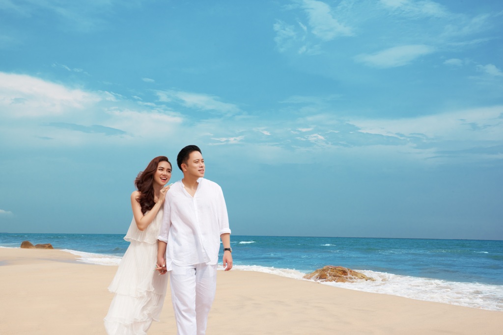 Khoảnh khắc lãng mạn của vợ chồng đạo diễn Victor Vũ bên biển Hồ Tràm thơ mộng- Ảnh: Novaland
