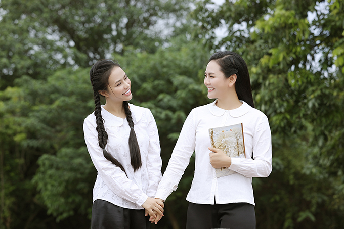 Ca sĩ Lương Nguyệt Anh (phải) và Lương Hải Yến tạo hình trẻ trung trong MV mới