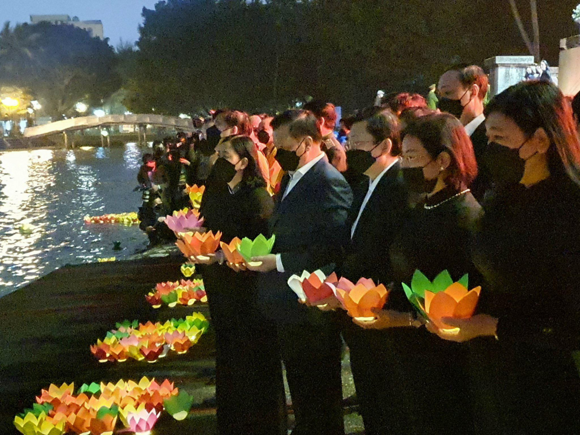 Lãnh đạo Hà Nội cùng thả hoa đăng tại hồ Bảy Mẫu (Công viên Thống nhất) tưởng niệm đồng bào và cán bộ, chiến sỹ hy sinh, tử vong trong đại dịch Covid-19