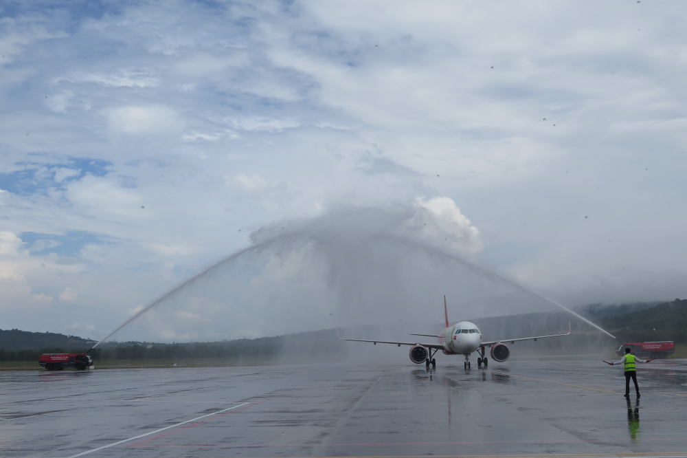 Nghi thức phun vòi rồng trang trọng chào đón đoàn khách du lịch quốc tế đầu tiên đến Phú Quốc