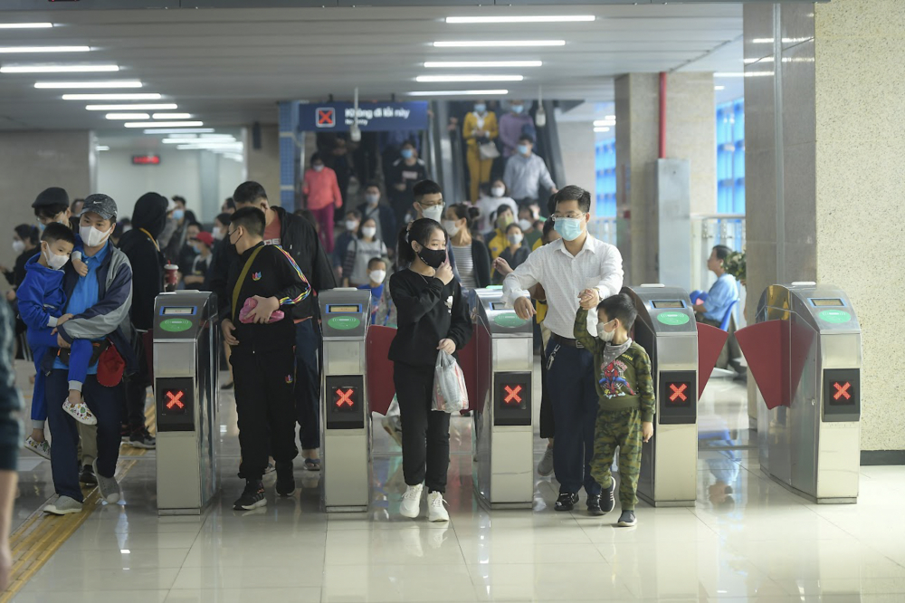 Rất đông hành khách có mặt tại  tại ga Cát Linh để trải nghiệm đi tàu trong ngày cuối cùng miễn phí vé.