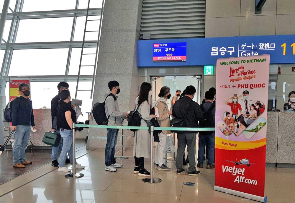 Hành khách đang chuẩn bị ra máy bay tại sân bay Incheon (Hàn Quốc).