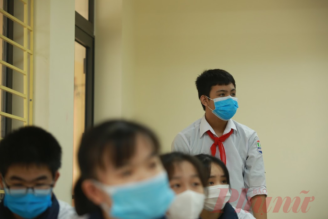 Học sinh huyện Ba Vì (Hà Nội) trong ngày đầu quay lại trường - Ảnh: Đại Minh