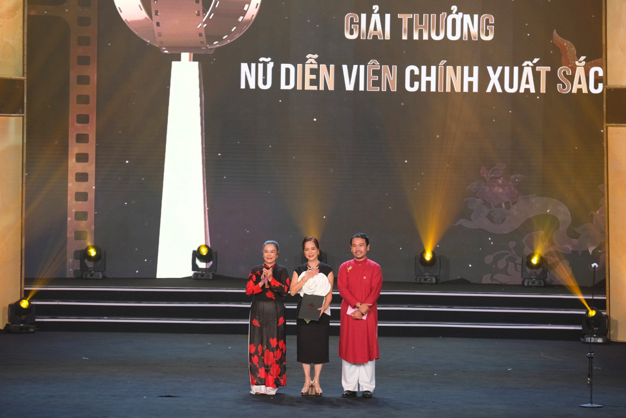 Nữ diễn viên chính xuất sắc hạng mục phim truyện điện ảnh trược trao Nghệ sĩ nhân dân Lê Khanh 