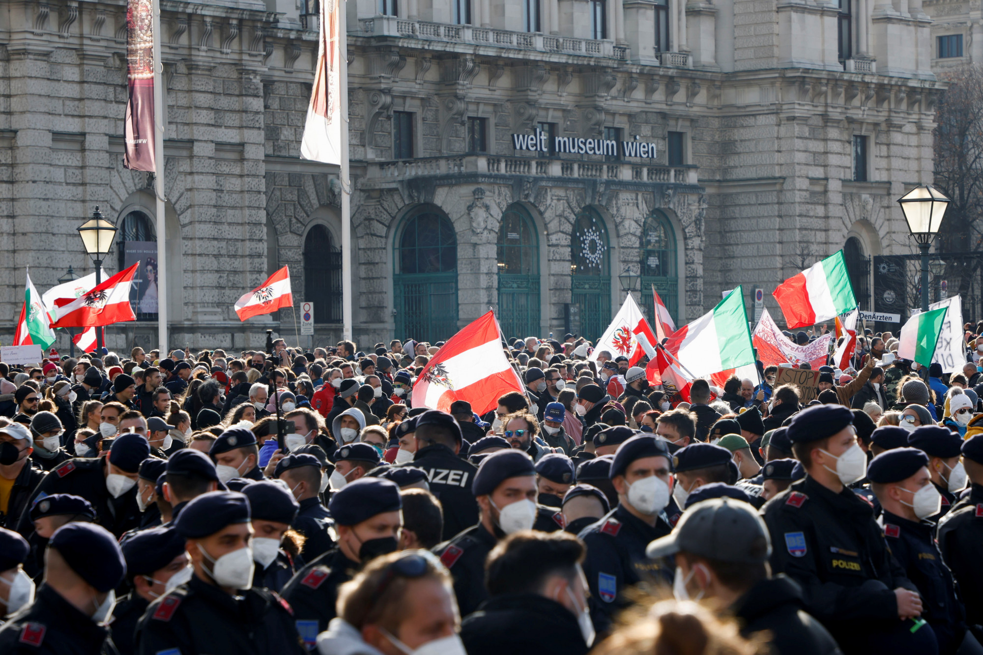 Hàng chục ngàn người dân Áo tụ tập phản đối lệnh phong tỏa toàn quốc và tiêm chủng COVID-19 bắt buộc.