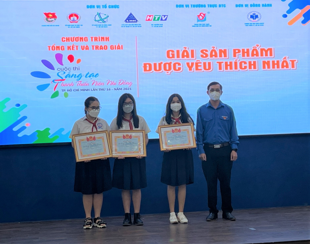 giải Bình chọn sản phẩm được yêu thích nhất trên kênh facebook và youtube đã thuộc về sản phẩm Máy rửa tay tự động - của nhóm thí sinh trường THCS Đào Duy Anh, Quận Phú Nhuận.