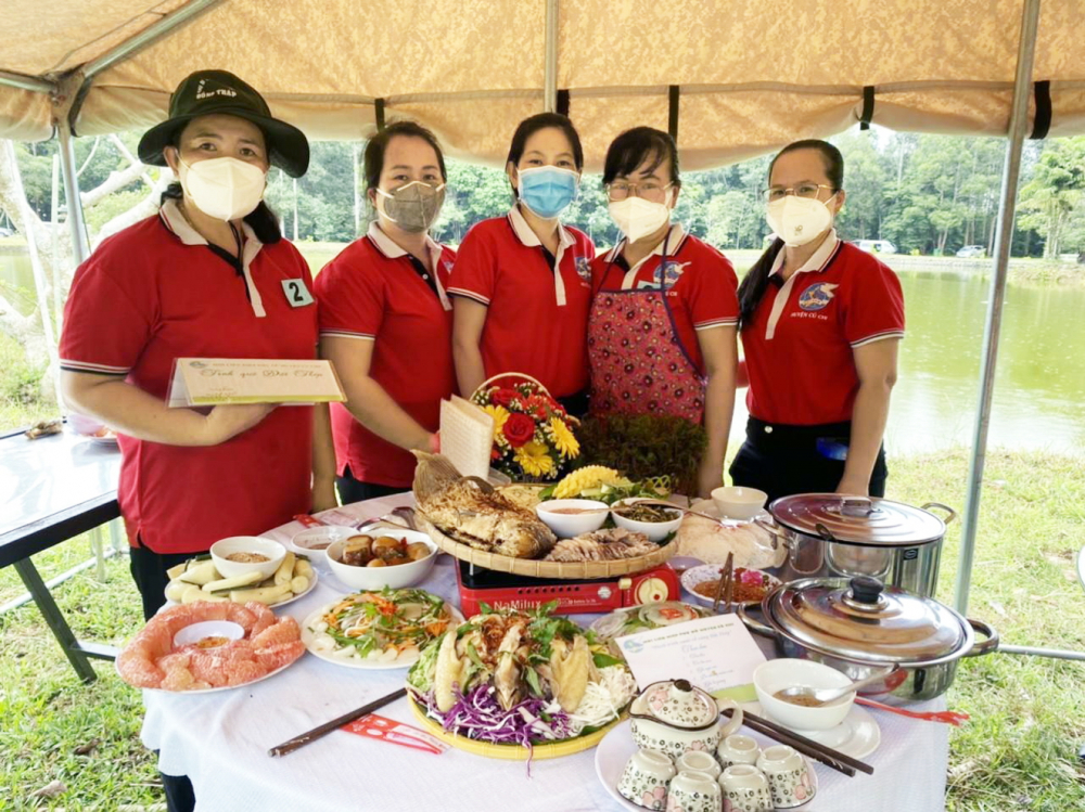 Nhóm nấu ăn của chị Nguyễn Thị Hồng Cẩm đến nay vẫn chỉ được khách hàng biết tới qua những bàn tiệc