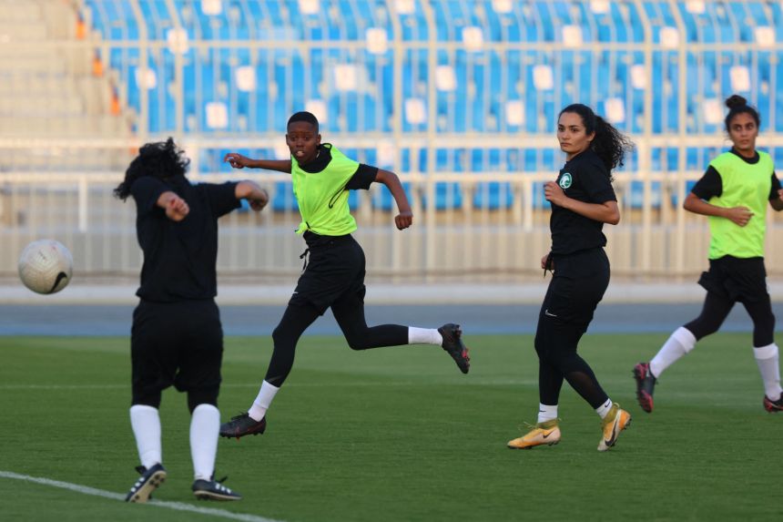 Các cầu thủ của Đội tuyển bóng đá nữ quốc gia Ả Rập Xê-út đầu tiên tham gia một buổi huấn luyện tại sân vận động Prince Faisal bin Fahad bin Abdulaziz ở Riyadh vào ngày 2 tháng 11 năm 2021. ẢNH: AFP