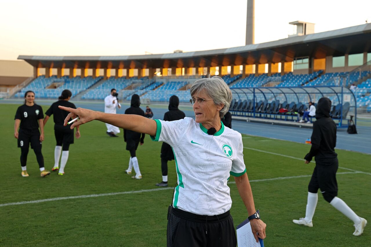 Huấn luyện viên người Đức Monika Staab đang dẫn đầu một buổi tập cho Đội tuyển bóng đá nữ quốc gia Ả Rập Xê Út mới thành lập vào ngày 2 tháng 11 năm 2021. ẢNH: AFP