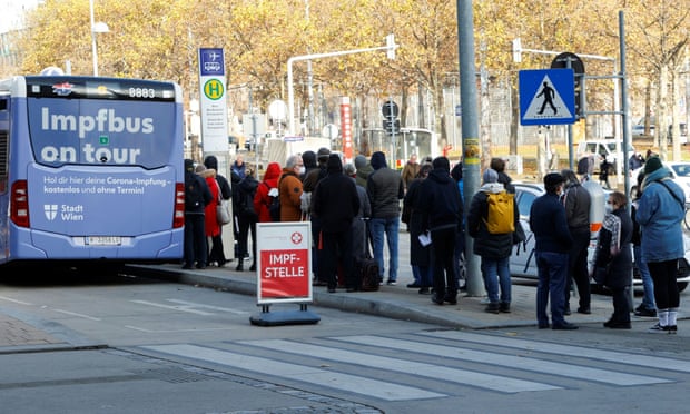 Mọi người chờ đợi trước xe buýt tiêm chủng ở Vienna, Áo. Tuần này, quốc gia này tuyên bố sẽ trở thành quốc gia đầu tiên yêu cầu người dân tiêm vắc-xin một cách hợp pháp từ tháng Hai. Ảnh: Leonhard Föger / Reuters
