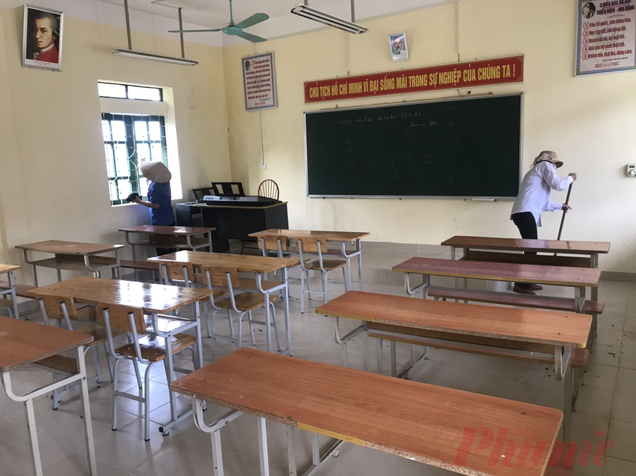 Trường học Hà Nội dọn vệ sinh sẵn sàng đón học sinh quay lại trường - Ảnh: Đại Minh