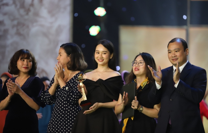 Đoàn phim Mắt biếc trong niềm vui nhận giải thưởng cao nhất Bông sen vàng hạng mục Phim truyện điện ảnh