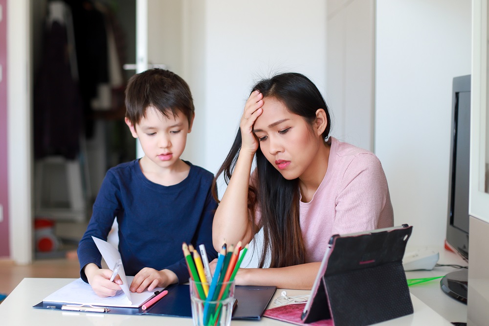 Vừa phải làm việc, vừa hướng dẫn con học, vừa chăm sóc gia đình khiến phụ nữ kiệt sức. Ảnh: Shutterstock