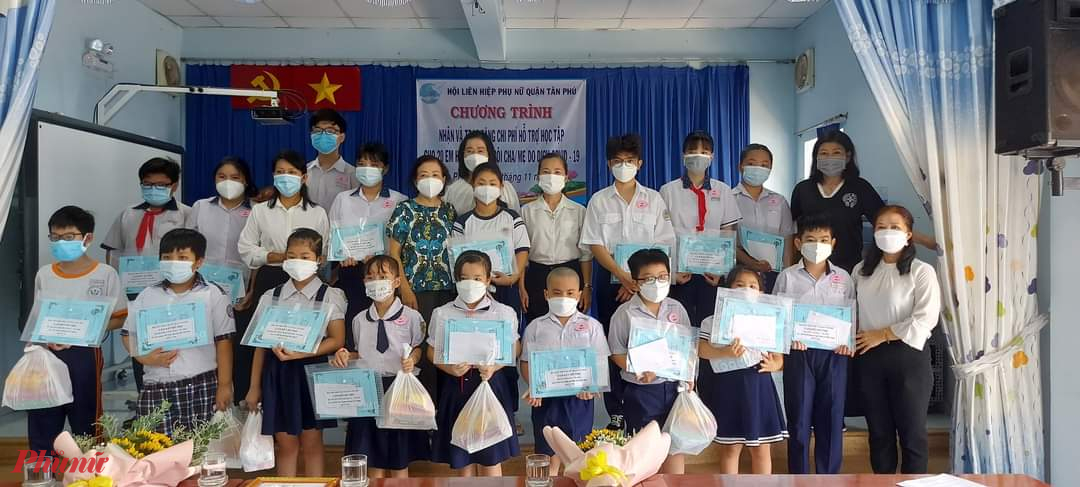 Hội LHPN quận Tân Phú tổ chức chương trình trao tặng chi phí hỗ trợ học tập học sinh mồ côi cha, mẹ do dịch COVID-19.
