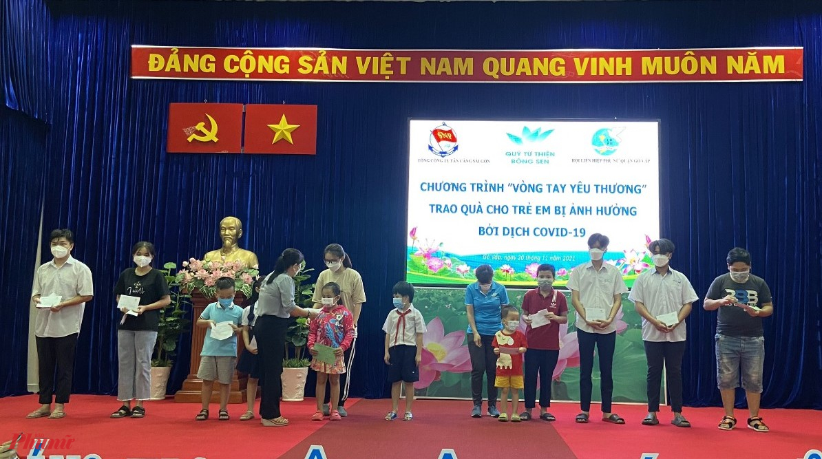 Hội LHPN quận Gò Vấp và các đơn vị tài trợ tặng quà cho trẻ em bị ảnh hưởng bởi dịch bệnh