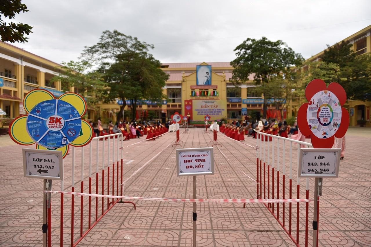 Theo kế hoạch của Thành phố Hà Nội, từ ngày mai (23/11), học sinh một số trường thuộc 17 huyện, thị xã trên địa bàn sẽ bắt đầu đón học sinh quay lại trường sau nửa kỳ học online ở nhà.