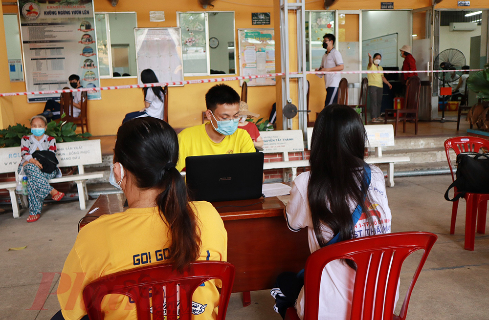 Thầy Nguyễn Văn Thành - Hiệu trưởng trường THPT Ten Lơ Man cho biết trường có tổng cộng 1.615 học sinh, ở đợt tiêm đầu tiên đã tiêm ngừa cho 1.601 học sinh, do nhiều nguyên nhân 14 học sinh còn lại sẽ được tạo điều kiện tiêm mũi 1 trong đợt này