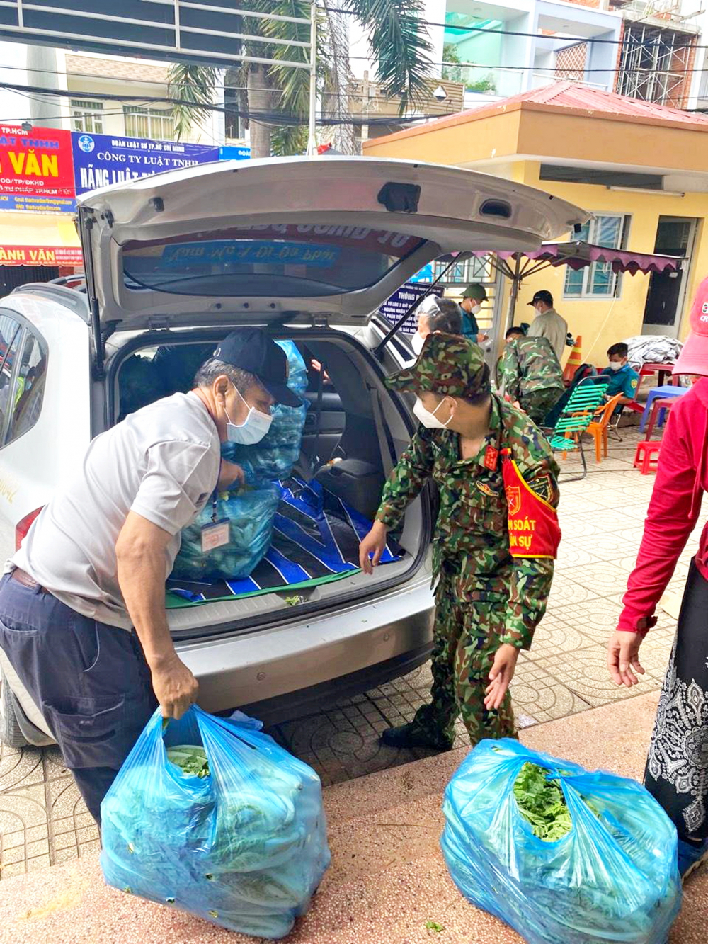Anh Nguyễn Bằng Thanh Hải đã tự nguyện kết nối và tự bỏ tiền mua các chuyến rau hỗ trợ người dân khó khăn do dịch 