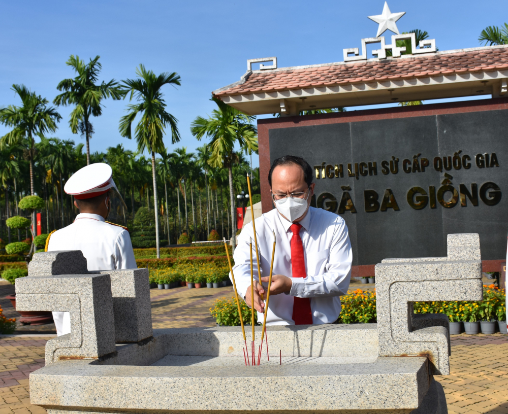 Phó Bí thư Thành ủy TPHCM Nguyễn Hồ Hải dâng hương tại di tích Ngã ba Giồng.