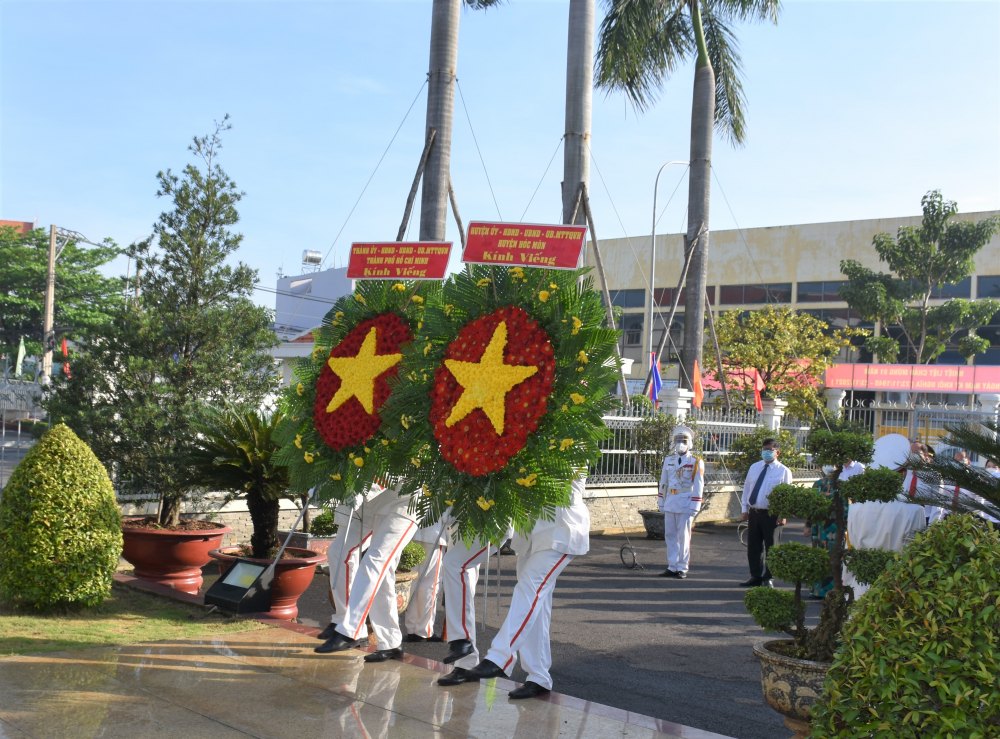 Đoàn đại biểu TPHCM dâng hoa tại di tích Dinh quận Hóc Môn.