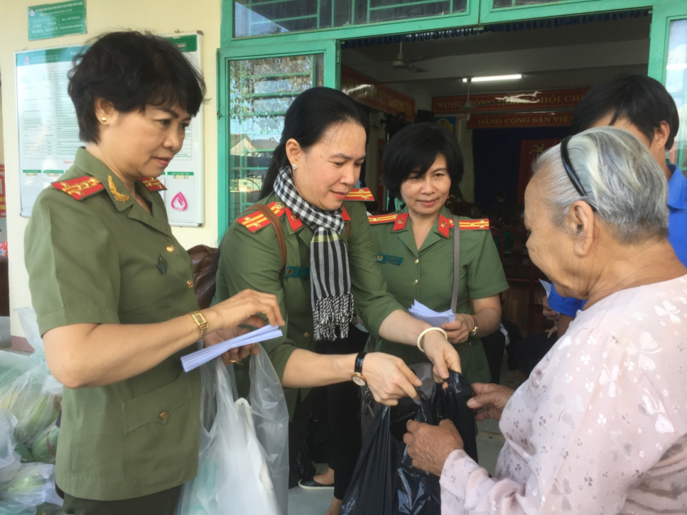 Trung tá Nguyễn Thị Hạnh (thứ 2, từ trái qua) trong chuyến về miền Trung thăm, hỗ trợ bà con vùng lũ hồi năm 2020. 