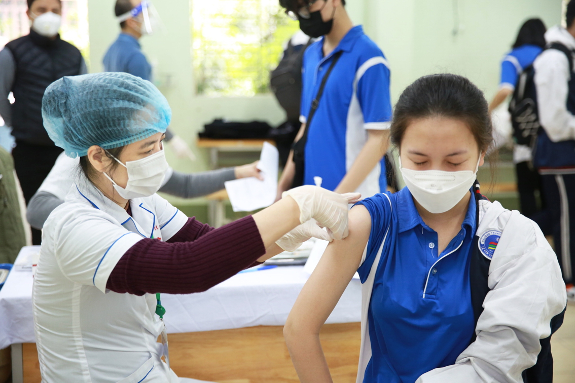 Học sinh THPT của Hà Nội bắt đầu bước vào  chiến dịch tiêm chủng gấp rút trong ba ngày  để chuẩn bị quay trở lại trường học