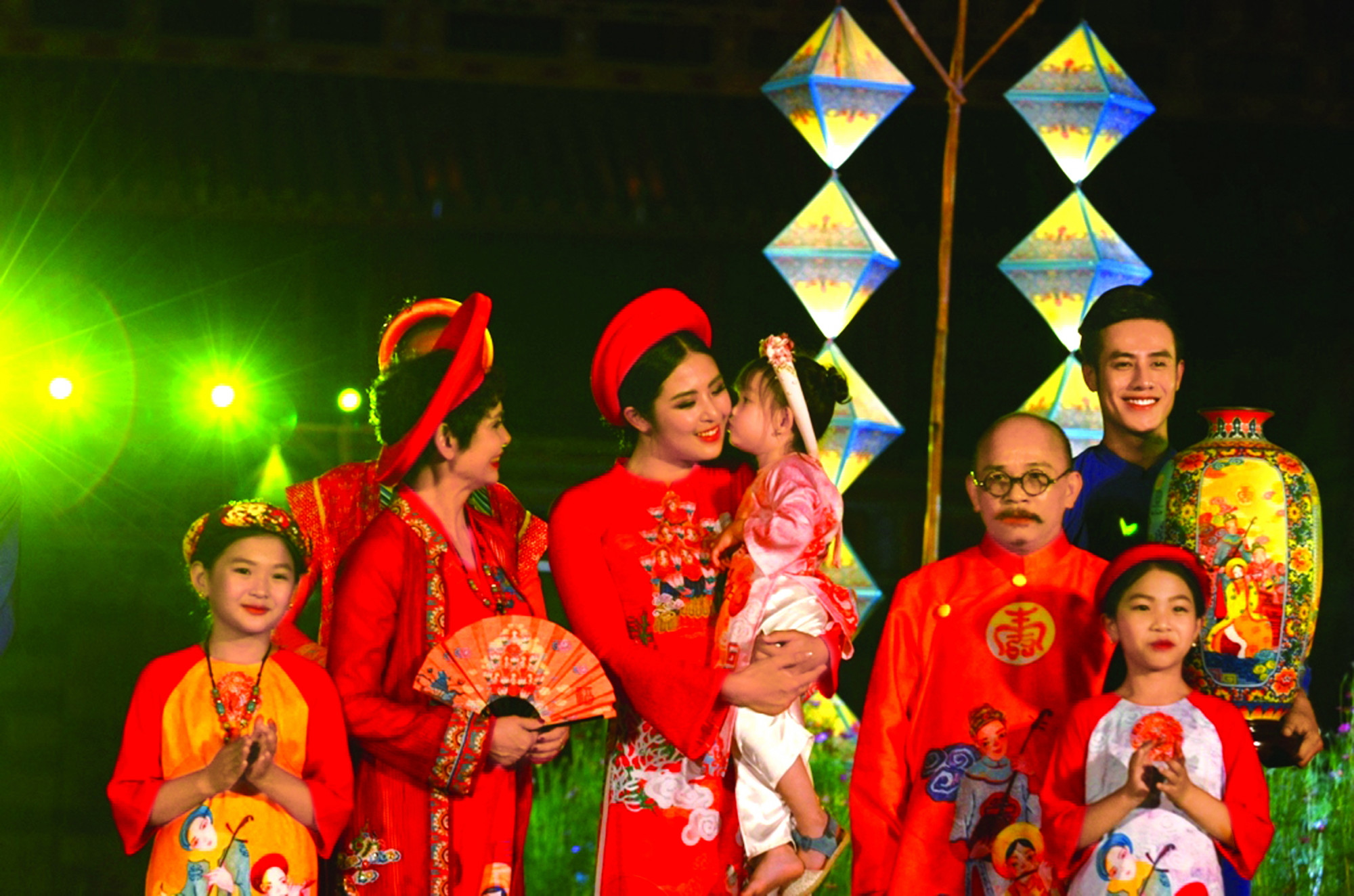 Hoa hậu Ngọc Hân (giữa) trình diễn áo dài truyền thống Việt Nam với chủ đề Áo dài trên con đường di sản tại Festival Nghề truyền thống Huế 2019 ẢNH: THUẬN HÓA