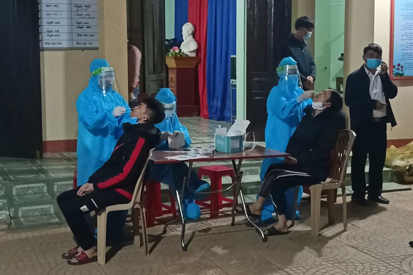 Ngành y tế huyện Tân Kỳ khẩn trương lấy mẫu xét nghiệm để sàng lọc F0