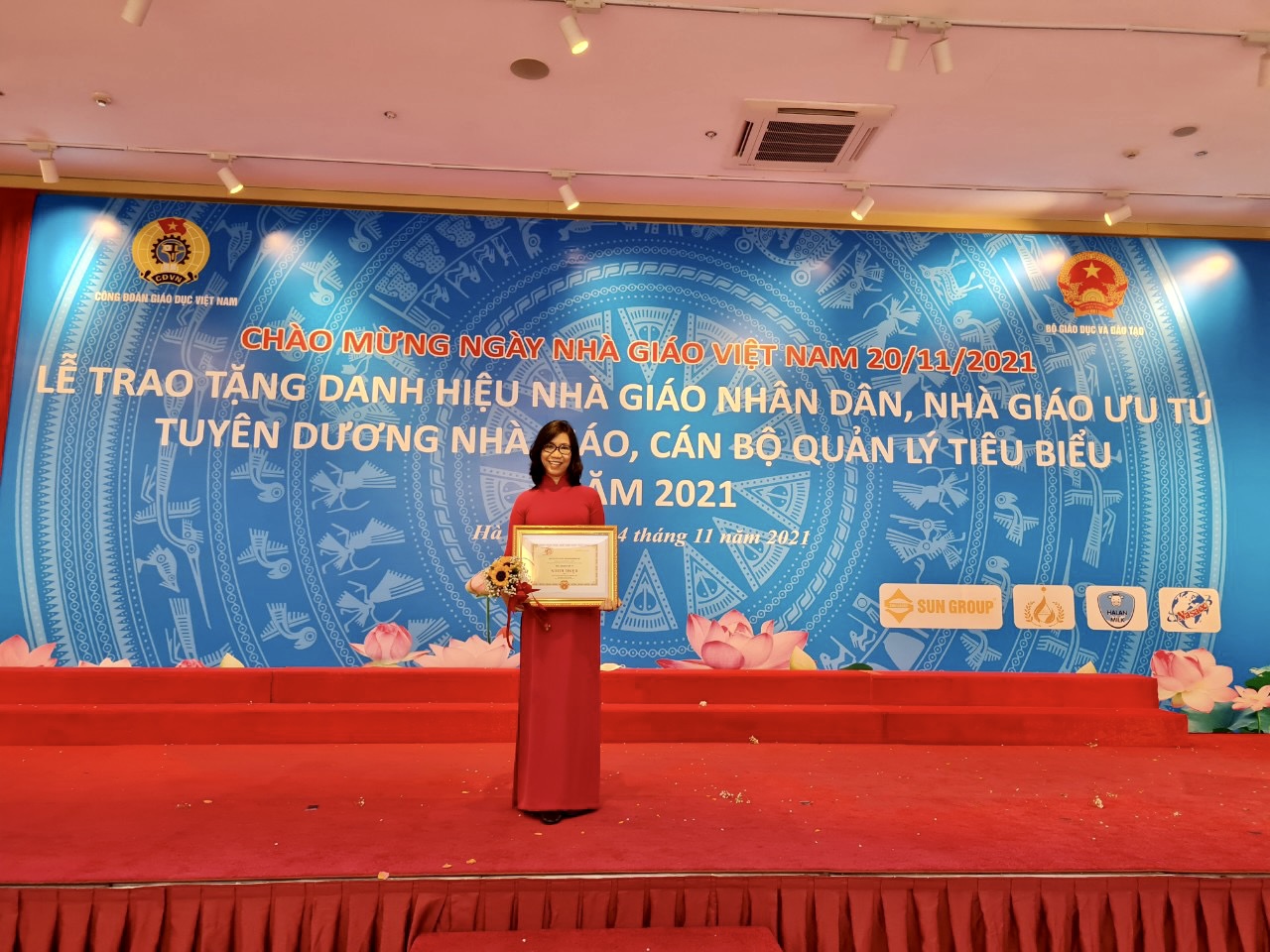 Cô Bùi Minh Tâm là một trong hai cán bộ quản lý tiêu biểu TPHCM năm 2021 được Bộ trưởng Bộ GD-ĐT tặng bằng khen