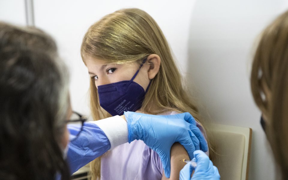 Vắc xin Pfizer cho thấy hiệu quả 100% bảo vệ chống lại COVID-19 ở đối tượng thanh thiếu niên từ 12-15 tuổi được tiêm chủng đầy đủ.