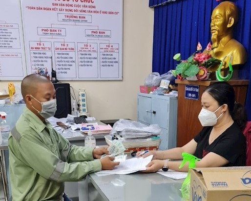 Người dân tại quận Bình Tân nhận chi trả hỗ trợ đợt 3. 