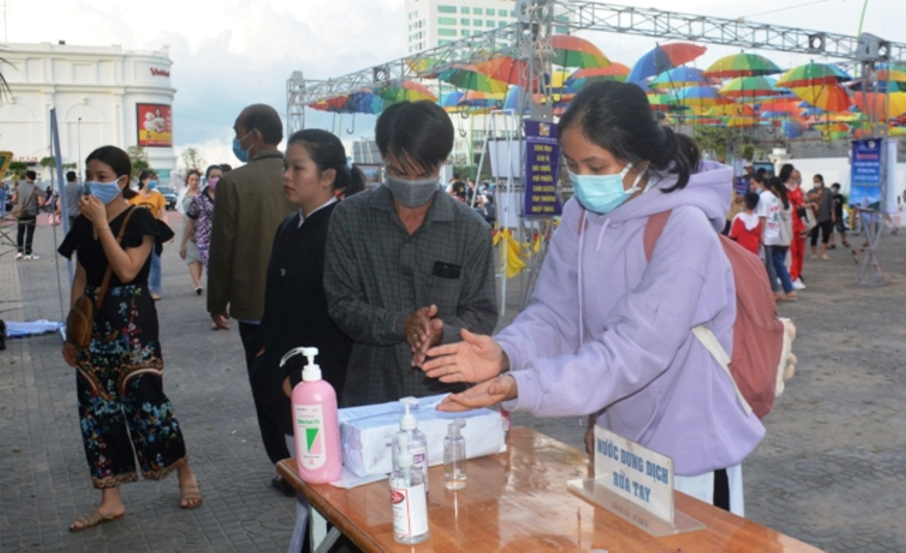 Ban tổ chức bố trí nước rửa tay trước cổng ngày hội, nhằm đảm bảo công tác phòng chống dịch bệnh