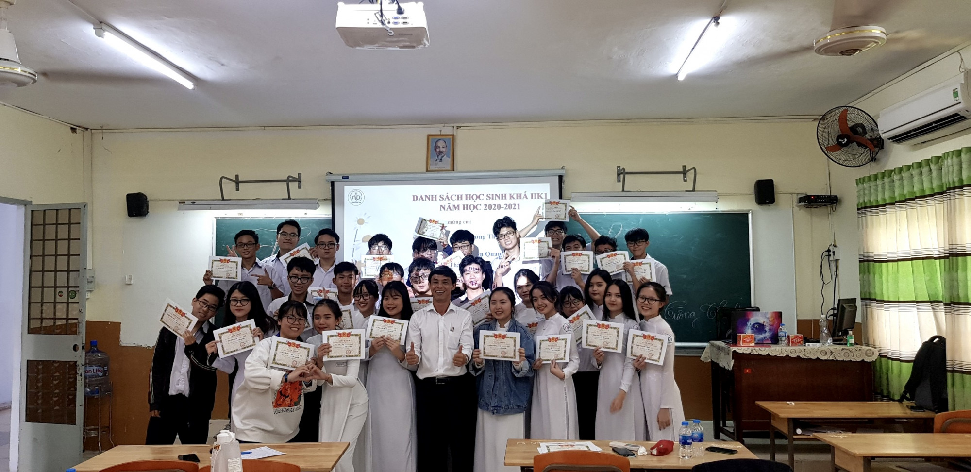 Thầy Nguyễn Tường Thịnh chụp cùng học sinh lớp chủ nhiệm năm học 2020-2021