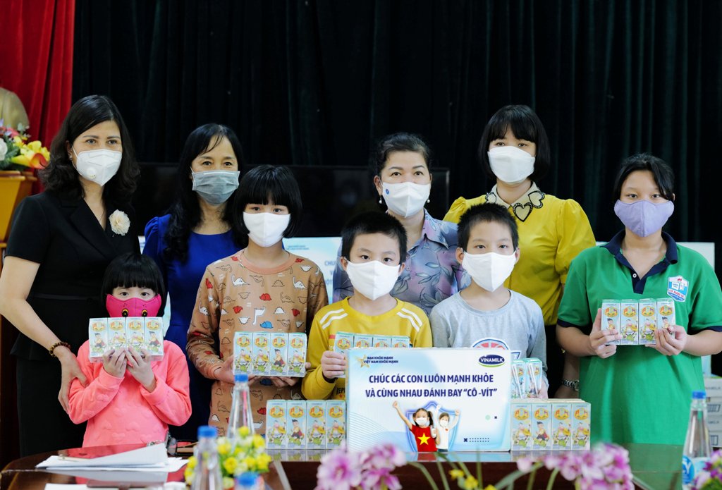 Vượt qua các trở ngại do COVID-19, Vinamilk vẫn tiếp nối hành trình Quỹ sữa Vươn cao Việt Nam, mang hàng triệu ly sữa đến với trẻ em khó khăn trên cả nước - Ảnh: Vinamilk