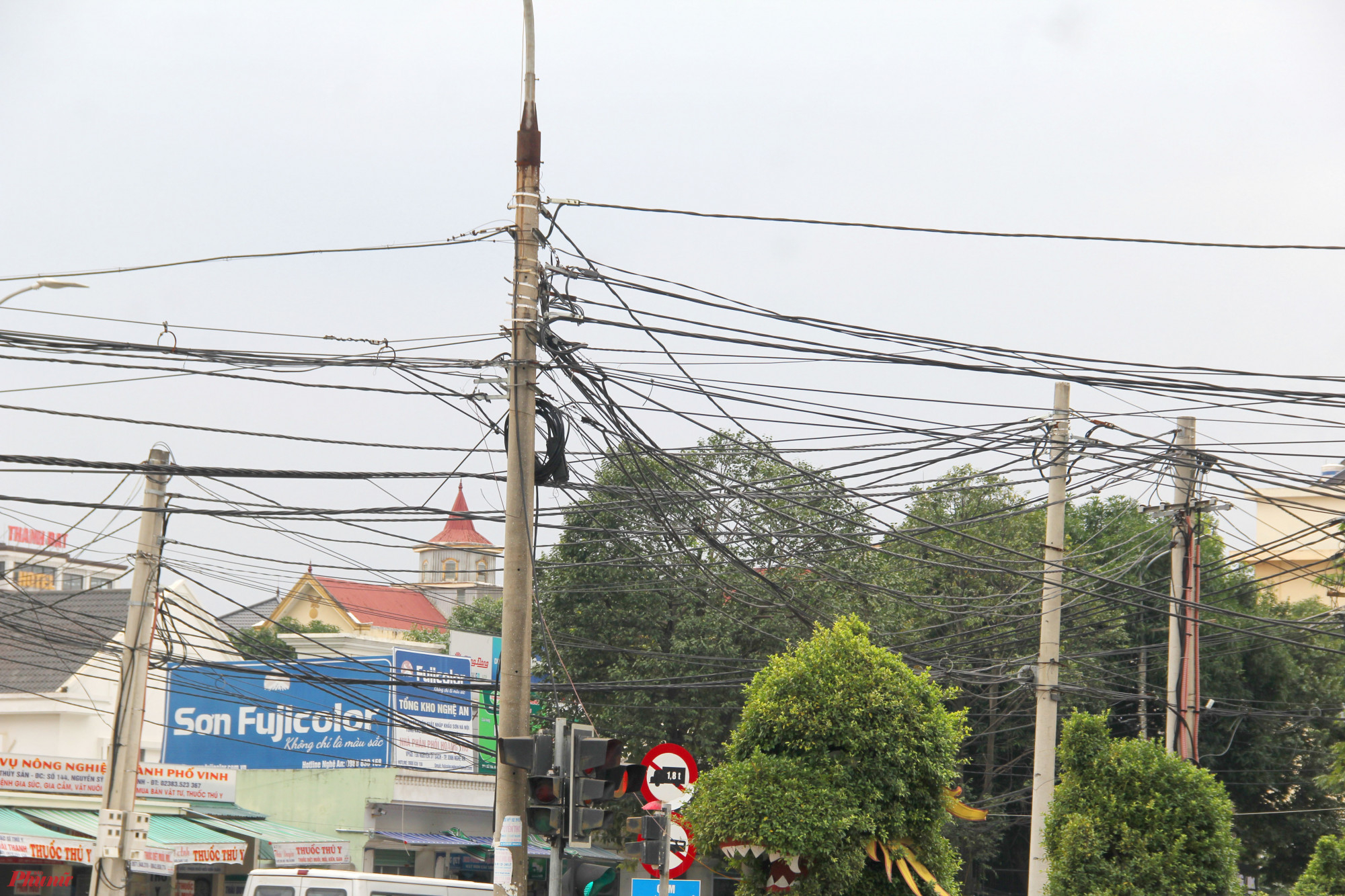 Dây điện, cáp quang chằng chịt như “mạng nhện” ngay giữa ngã tư đại lộ Lê Nin, đường Nguyễn Sỹ Sách.