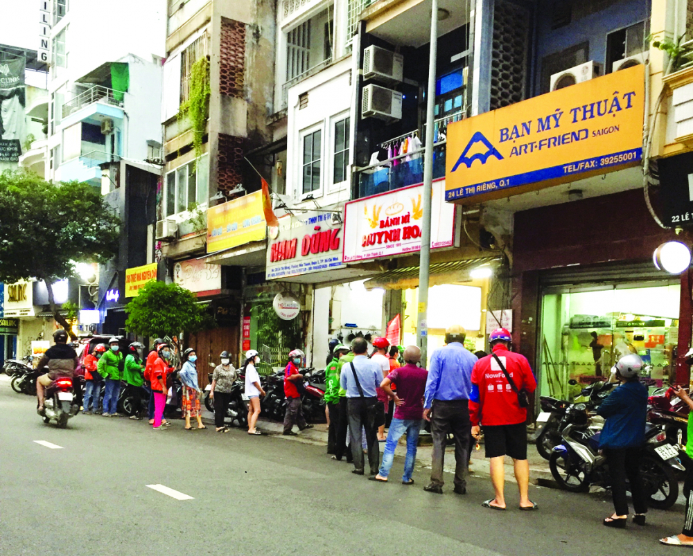 Sài Gòn bình thường trở lại, những tiệm danh tiếng lúc nào cũng có một hàng dài khách quen