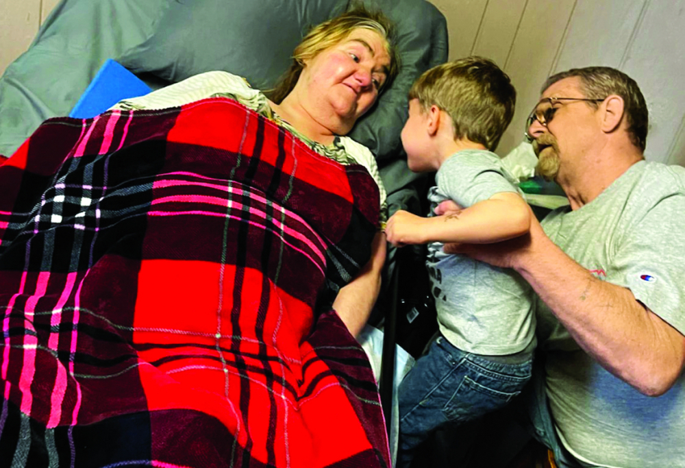Brenda Markle (trái) dưỡng bệnh tại nhà vào tháng 3/2021 với cháu trai và chồng kề cạnh - ẢNH: BRITTANY BUTLER