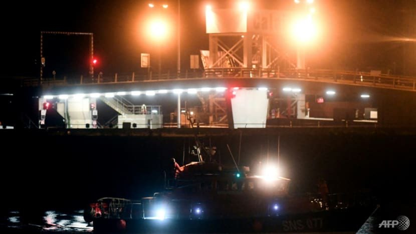 Đã có ít nhất 27 người chết khi vượt biển qua kênh đào để di cư từ Pháp đến Anh