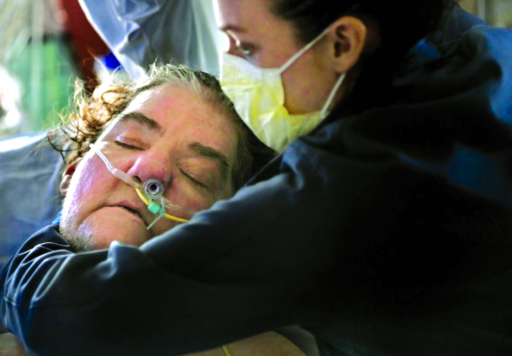 Y tá Shannon Casey giúp Brenda Markle cảm thấy thoải mái trong phòng ICU tại UPMC Mercy vào ngày 11/1 - ẢNH: WASHINGTON POST