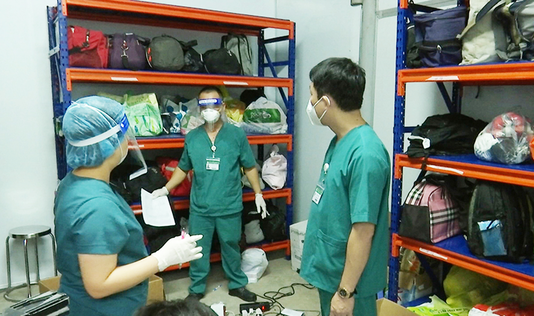 Nhân viên y tế chuẩn bị trao trả di vật của bệnh nhân COVID-19 tử vong. Hằng ngày, họ chứng kiến quá nhiều mất mát, đau thương