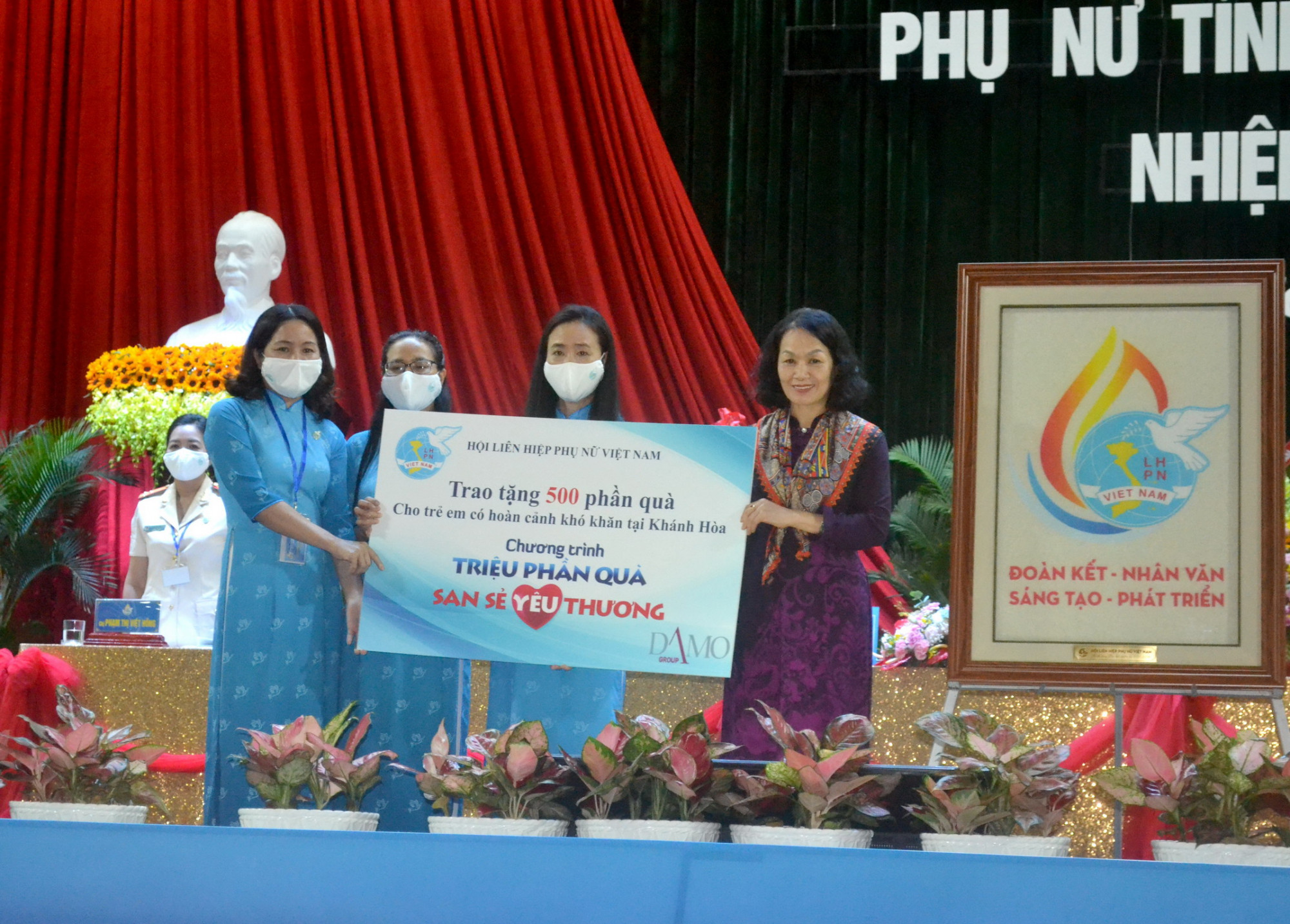 Bà Bùi Thị Hòa - Phó chủ tịch Trung ương Hội LHPN Việt Nam tặng tranh biểu trưng đại hội cho Hội và quà cho các em nhỏ có hoàn cảnh khó khăn ở tỉnh Khánh Hòa