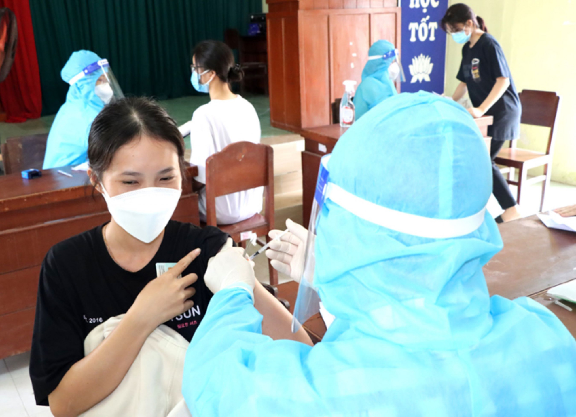 Ngành y tế tỉnh Đồng Tháp tiêm vắc xin ngừa COVID-19 cho học sinh THPT trên địa abn2