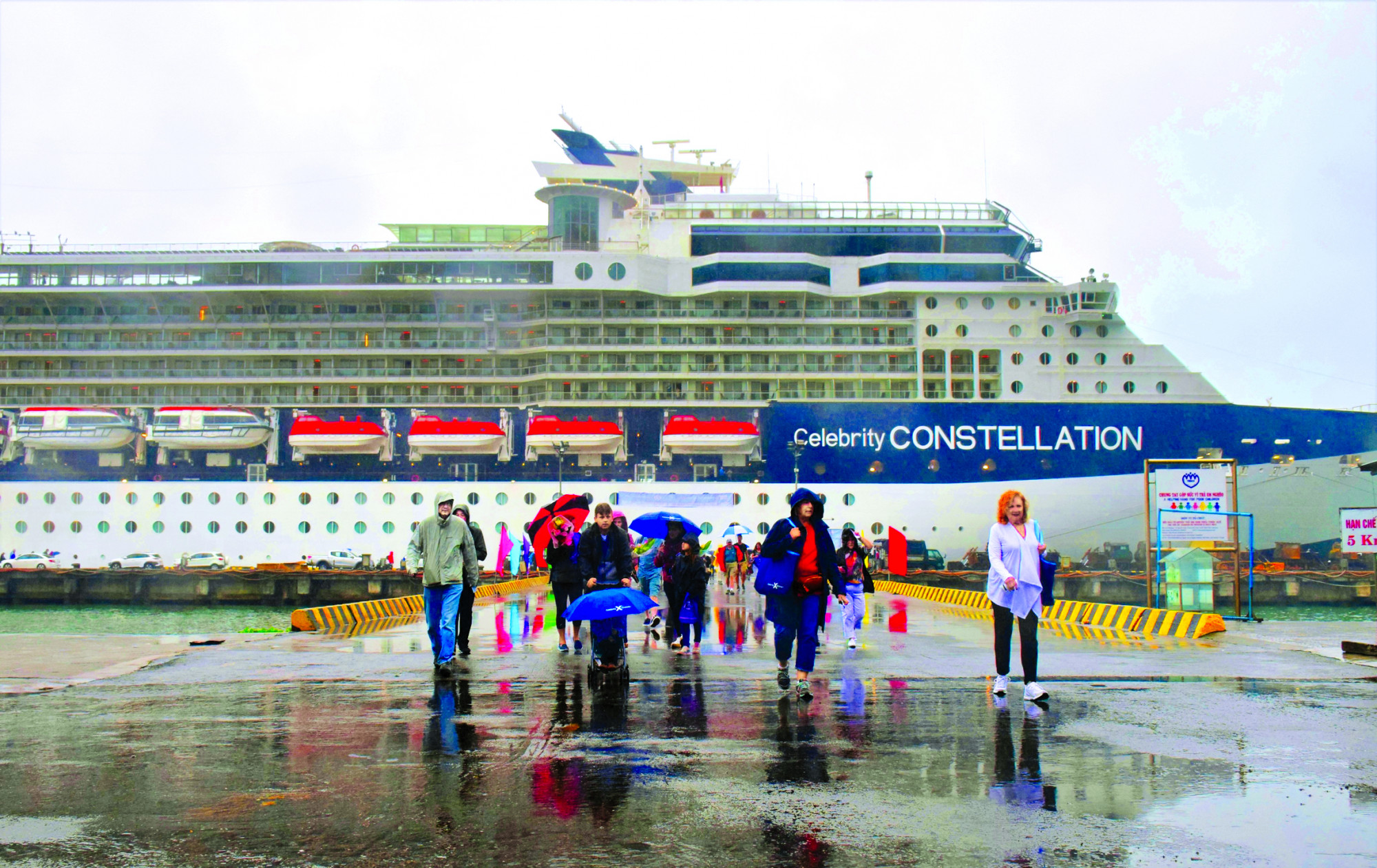 Tàu biển cao cấp Celebrity Constellation cập cảng Chân Mây (Thừa Thiên - Huế) đưa khách quốc tế tham quan các di sản văn hóa thế giới tại miền Trung năm 2019, khi chưa có dịch COVID-19 ẢNH: THUẬN HÓA