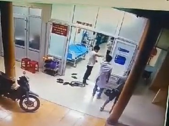 Nhân viên y tế bị Thuận đuổi đánh