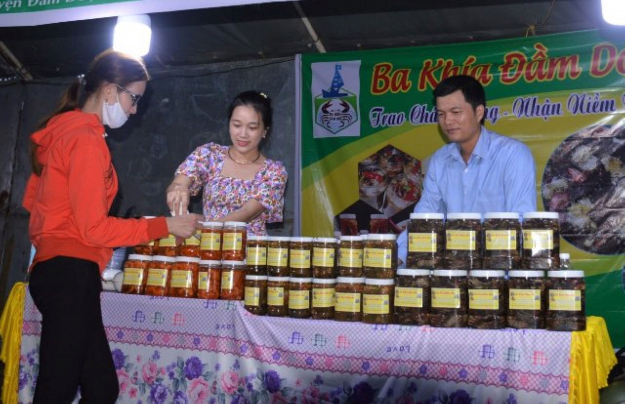 Sản phẩm ba khía muối Đầm Dơi được trưng bày tại một hội chợ khuyến mại tập trung của tỉnh Cà Mau vào thời điểm chưa thực hiện giãn cách xã hội