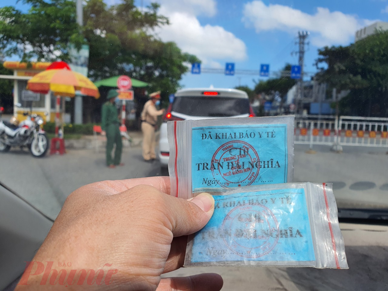Các chốt kiểm soát ra vào Đà Nẵng dùng dấu đóng vào tay chứng nhận hoặc phát phiếu để kiểm soát người khai báo y tế