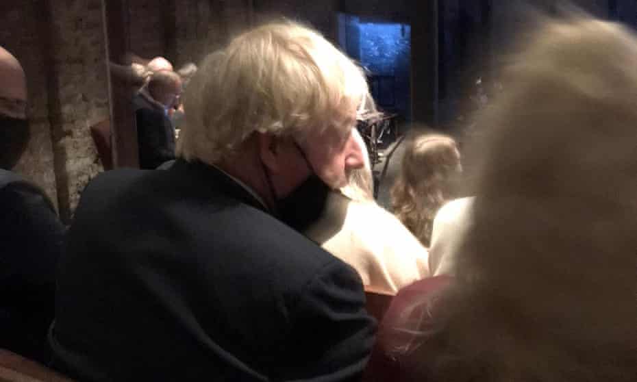 Thủ tướng Boris Johnson trong khán phòng của nhà hát Almeida ở quận Islington