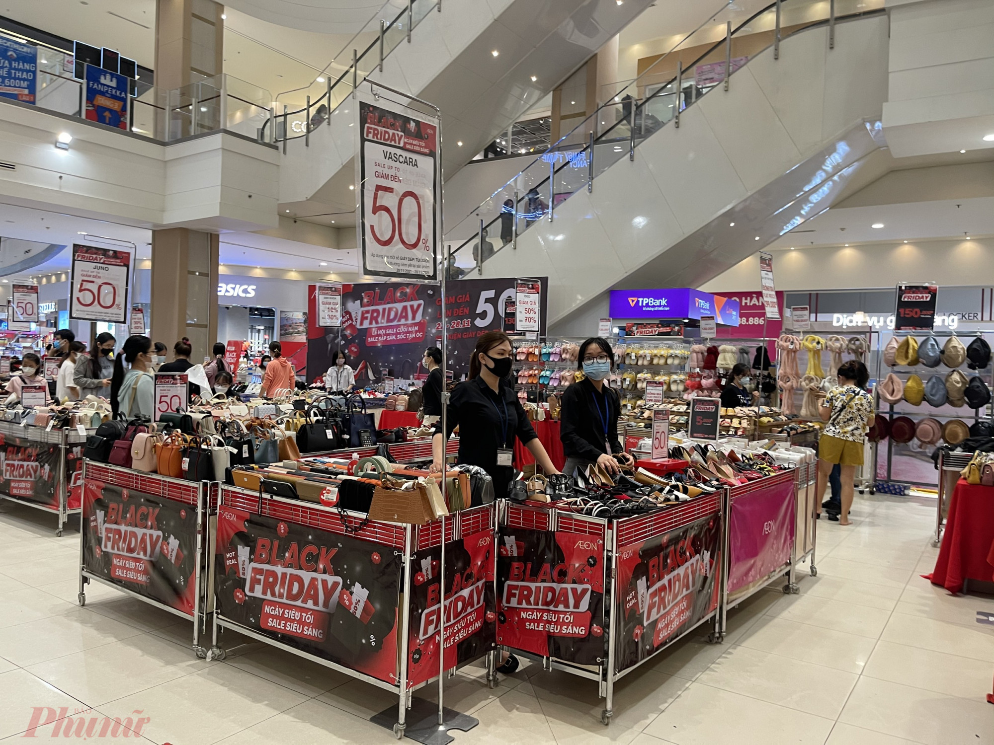 Tại Aeon Bình Tân, hàng loạt cửa hàng, thương hiệu trưng bảng giảm giá đến 50 - 70%, đủ các mặt hàng quần áo, giày dép, túi xách.... Nhiều sản phẩm gia dụng, chén đĩa... cũng được giảm giá 10 - 30%.